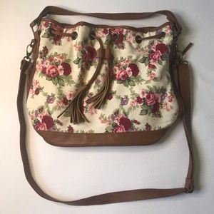 Pieces flower embroidered bucket bag